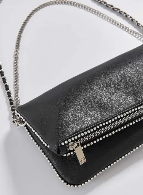 bolsa preta poliuretano tachinhas e correntes prateadas bolsa preta poliuretano tachinhas e correntes prateadas