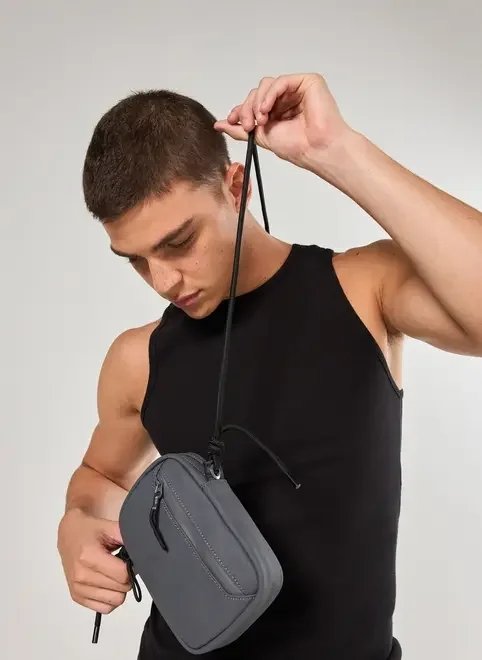 bolsa crossbody cinza com cordas bolsa crossbody cinza com cordas