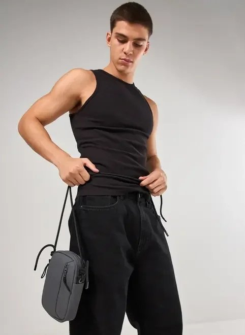 bolsa crossbody cinza com cordas bolsa crossbody cinza com cordas