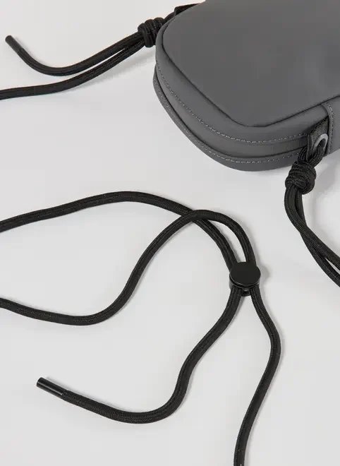 bolsa crossbody cinza com cordas bolsa crossbody cinza com cordas