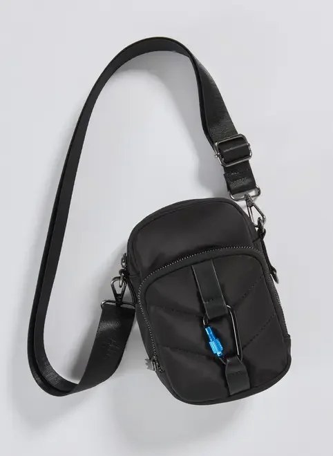 bolsa crossbody preta com mosquetão bolsa crossbody preta com mosquetão