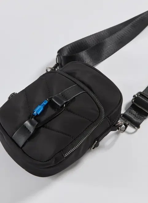 bolsa crossbody preta com mosquetão bolsa crossbody preta com mosquetão