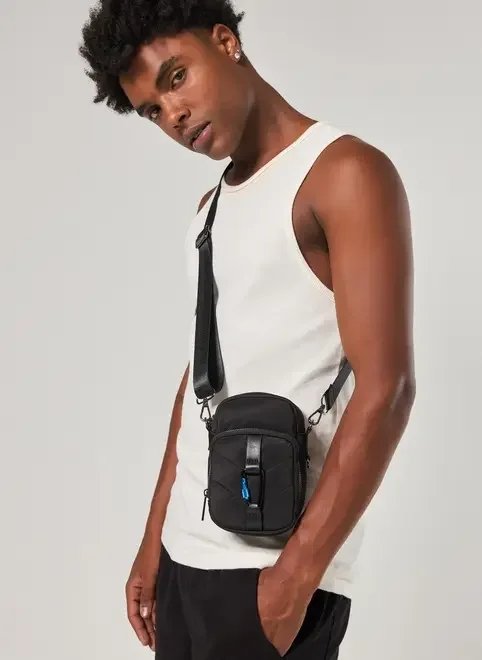 bolsa crossbody preta com mosquetão bolsa crossbody preta com mosquetão