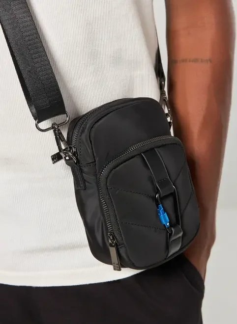 bolsa crossbody preta com mosquetão bolsa crossbody preta com mosquetão