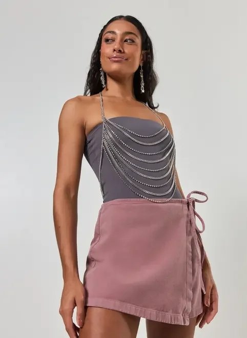 top prateado correntes e strass top prateado correntes e strass