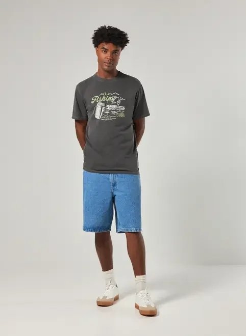 camiseta regular preta estonada fishing camiseta regular preta estonada fishing