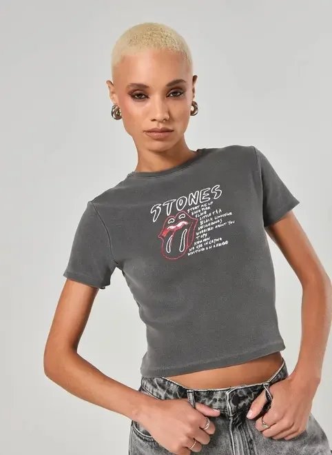 blusa preta estonada rolling stones blusa preta estonada rolling stones