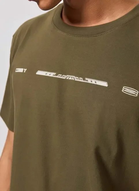 camiseta regular verde estampa horizontal camiseta regular verde estampa horizontal