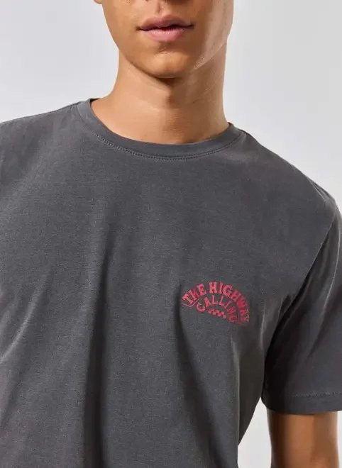 camiseta preta estonada estampa vermelha highway camiseta preta estonada estampa vermelha highway