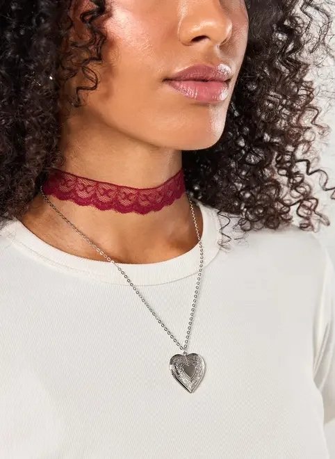 conjunto choker e relicário prateado conjunto choker e relicário prateado