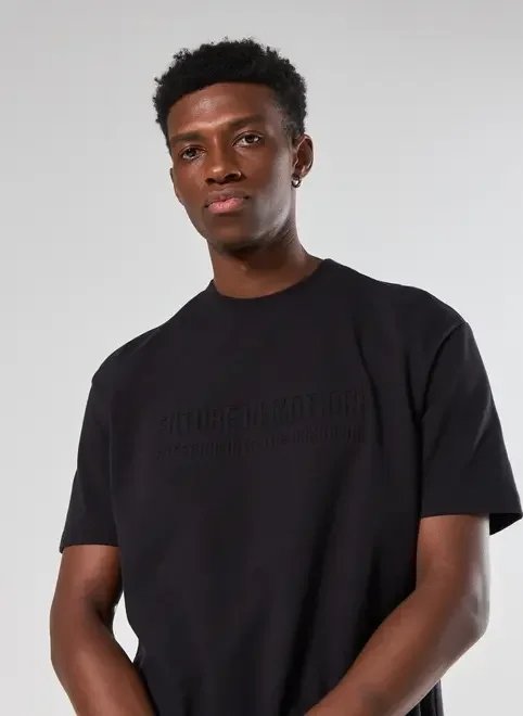 camiseta comfort em malhão preto relevo camiseta comfort em malhão preto relevo