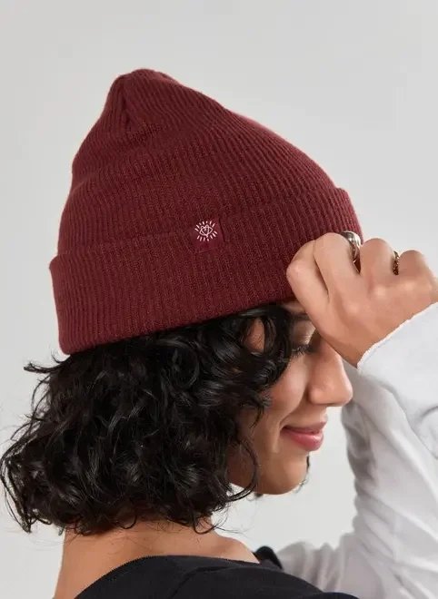 gorro vinho com etiqueta de tecido gorro vinho com etiqueta de tecido