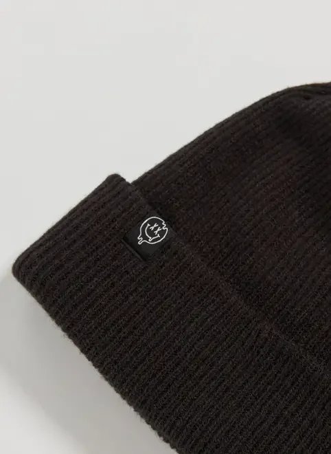 gorro preto com etiqueta de tecido gorro preto com etiqueta de tecido