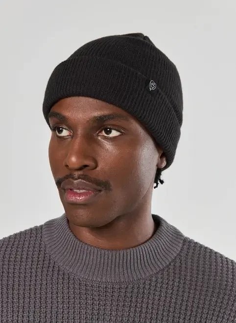 gorro preto com etiqueta de tecido gorro preto com etiqueta de tecido