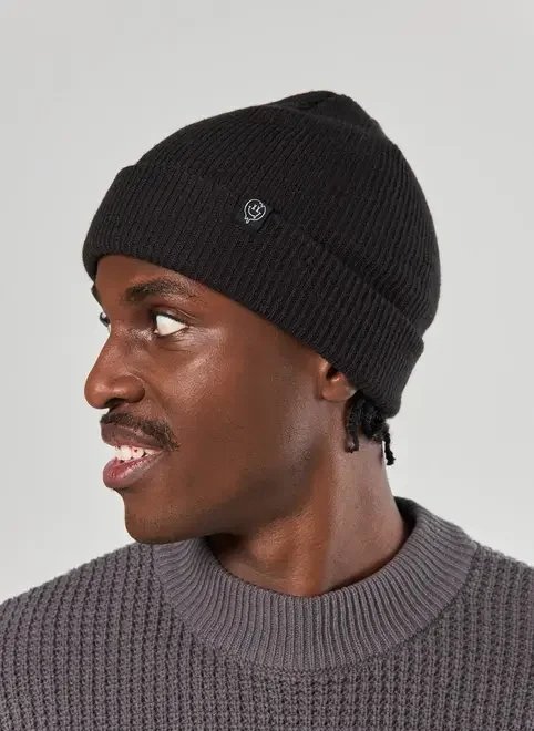 gorro preto com etiqueta de tecido gorro preto com etiqueta de tecido