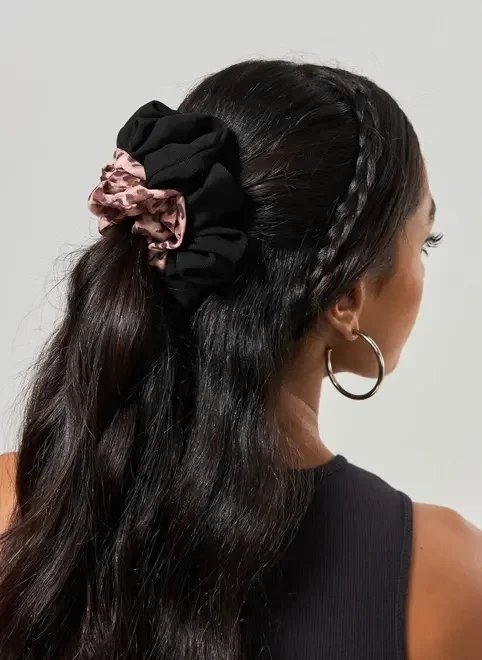 conjunto 2 scrunchies preto e oncinha conjunto 2 scrunchies preto e oncinha