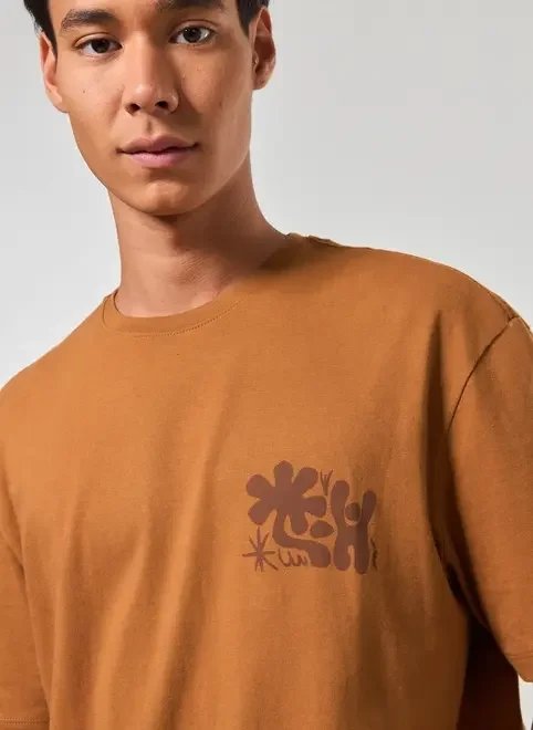 camiseta regular estampa desert camiseta regular estampa desert