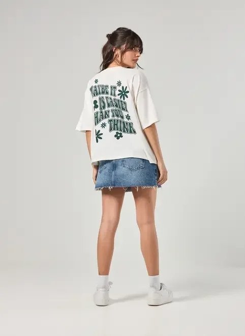 camiseta box oversized com escrito verde camiseta box oversized com escrito verde
