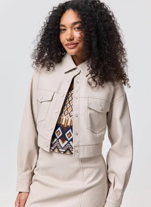 jaqueta cropped poliuretano areia jaqueta cropped poliuretano areia