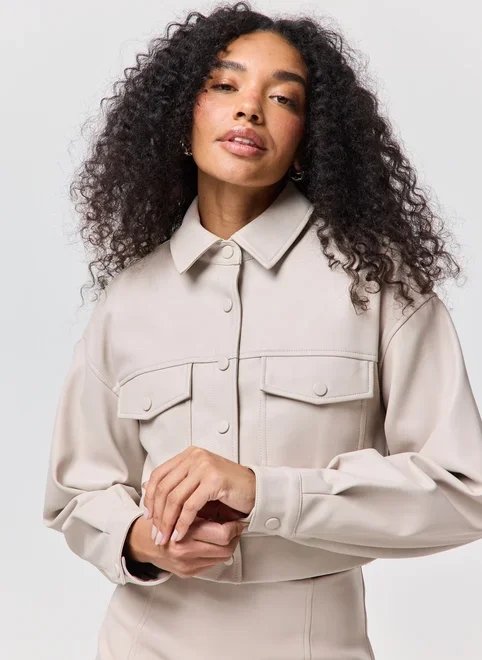 jaqueta cropped poliuretano areia jaqueta cropped poliuretano areia