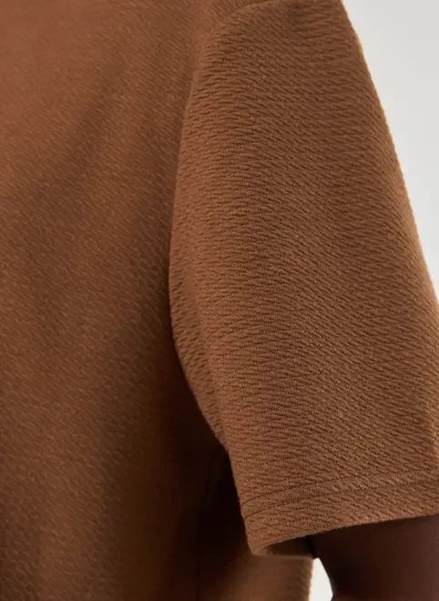 camiseta comfort texturizada marrom camiseta comfort texturizada marrom