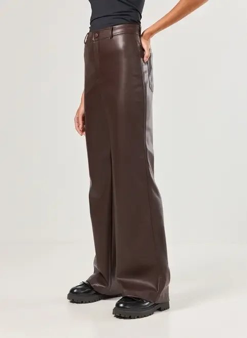 calça reta em poliuretano calça reta em poliuretano