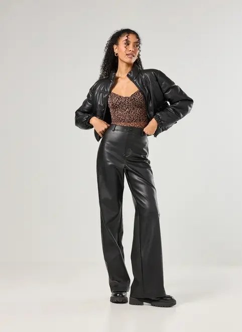 calça reta em poliuretano calça reta em poliuretano