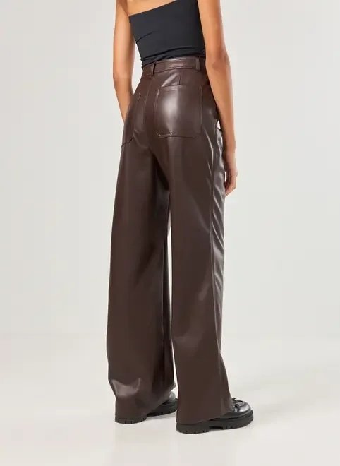 calça reta em poliuretano calça reta em poliuretano