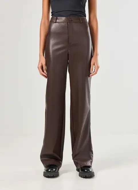 calça reta em poliuretano calça reta em poliuretano