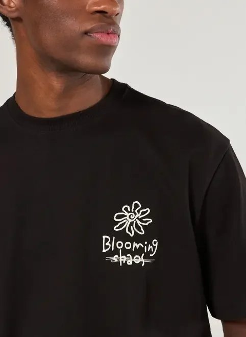 camiseta comfort preta blooming camiseta comfort preta blooming