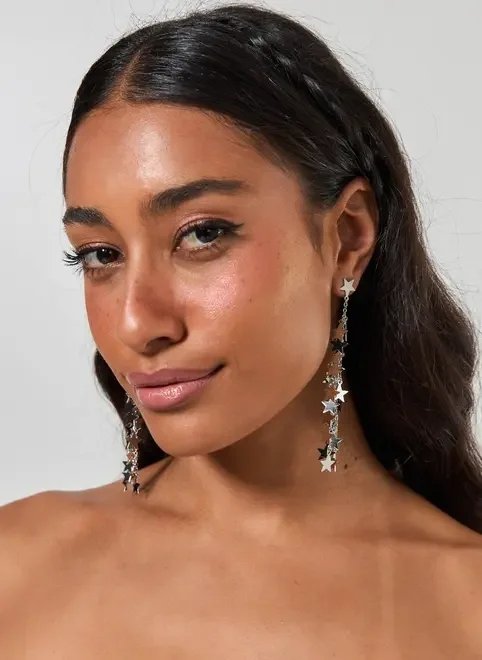 brinco alongado estrelas prateadas brinco alongado estrelas prateadas