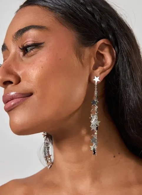 brinco alongado estrelas prateadas brinco alongado estrelas prateadas