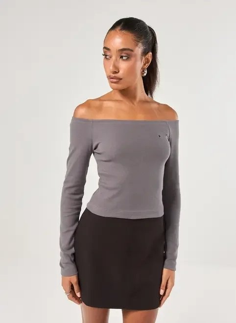 blusa ombro a ombro com ilhós blusa ombro a ombro com ilhós