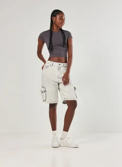 bermuda cargo em jeans cinza bermuda cargo em jeans cinza