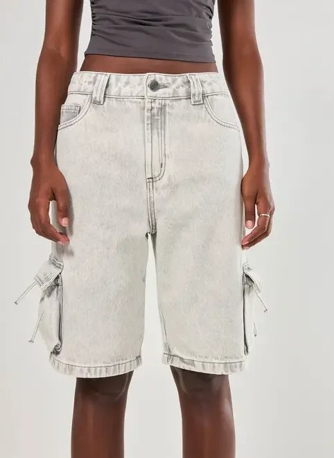 bermuda cargo em jeans cinza bermuda cargo em jeans cinza