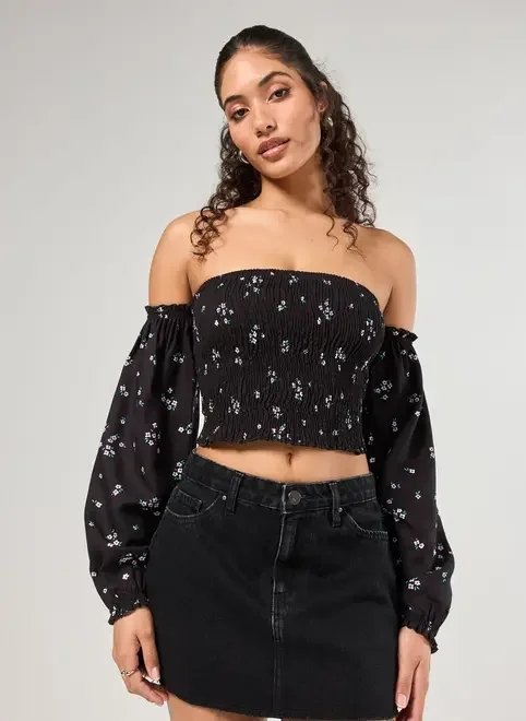 cropped manga longa preta florida lastex cropped manga longa preta florida lastex