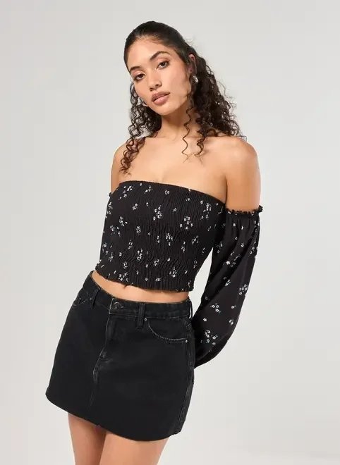 cropped manga longa preta florida lastex cropped manga longa preta florida lastex