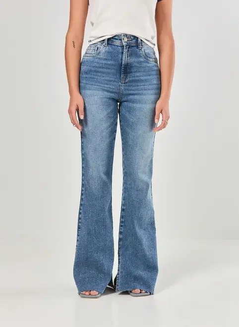 calça jeans médio flare barra cortada calça jeans médio flare barra cortada