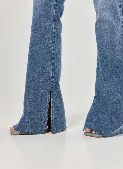 calça jeans médio flare barra cortada calça jeans médio flare barra cortada
