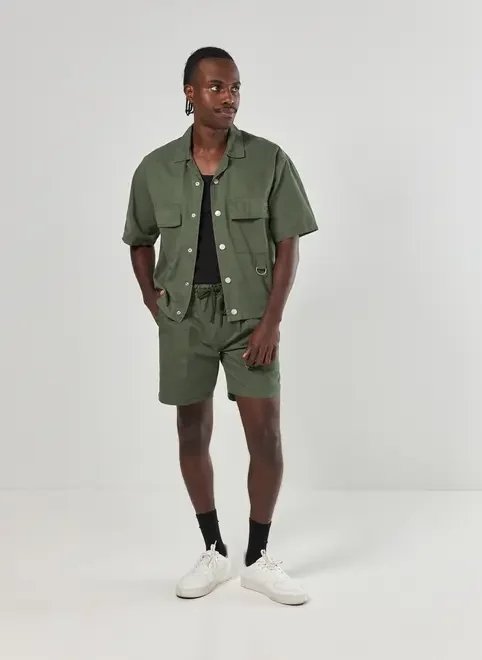 bermuda sarja verde bolsos marcantes bermuda sarja verde bolsos marcantes