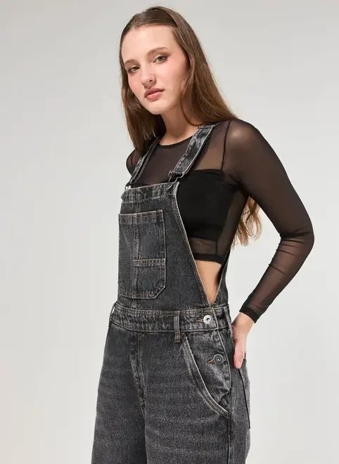 macacão estilo jardineira jeans cinza macacão estilo jardineira jeans cinza