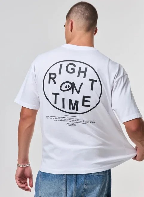 camiseta branca box right on time camiseta branca box right on time