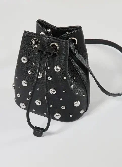 bolsa bucket preta tachas prateadas bolsa bucket preta tachas prateadas