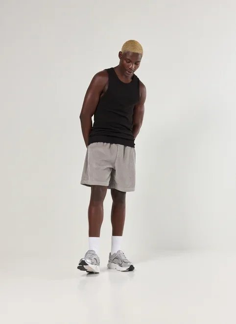 bermuda em veludo cotelê cinza bermuda em veludo cotelê cinza