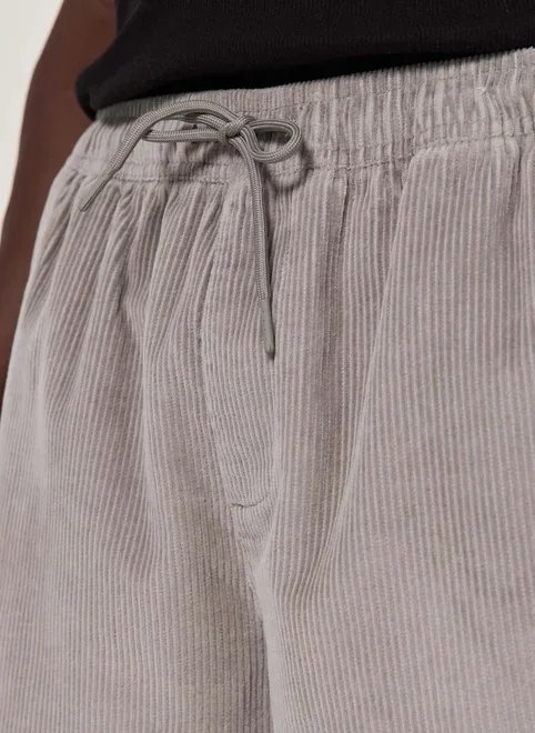 bermuda em veludo cotelê cinza bermuda em veludo cotelê cinza