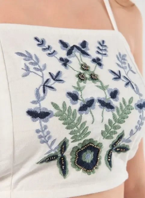 cropped linho off-white bordados cropped linho off-white bordados