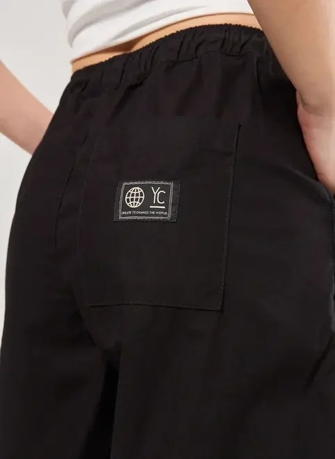 calça sarja oversized com elástico na barra calça sarja oversized com elástico na barra