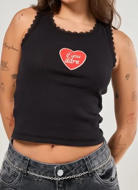 regata preta com coração bordado regata preta com coração bordado