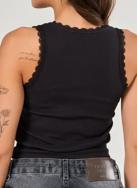 regata preta com coração bordado regata preta com coração bordado