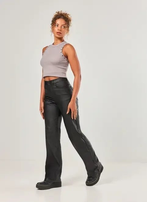 calça sarja wide leg com aspecto couro calça sarja wide leg com aspecto couro